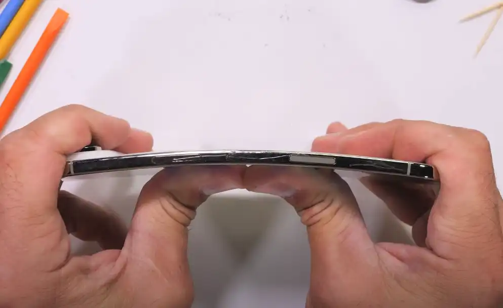 iPhone Air: Resistente ou Frágil? Teste de Dobra ao Smartphone de Apenas 5,6 mm iPhone Air: Resistente ou Frágil? Teste de Dobra ao Smartphone de Apenas 5,6 mm