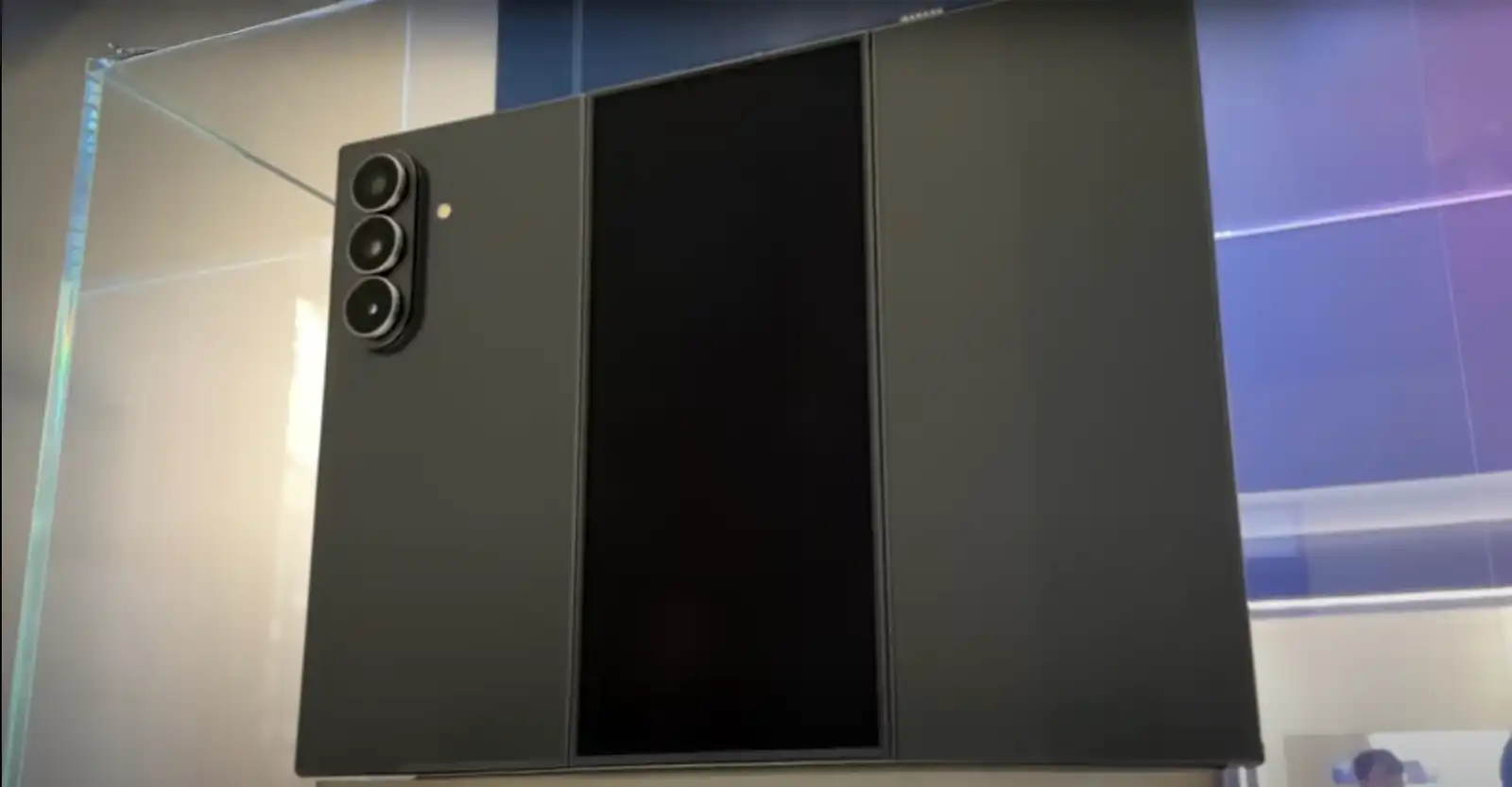 Galaxy Z Tri-Fold: novo dobrável da Samsung mostra molduras mais grossas — e revela o motivo Galaxy Z Tri-Fold: novo dobrável da Samsung mostra molduras mais grossas — e revela o motivo