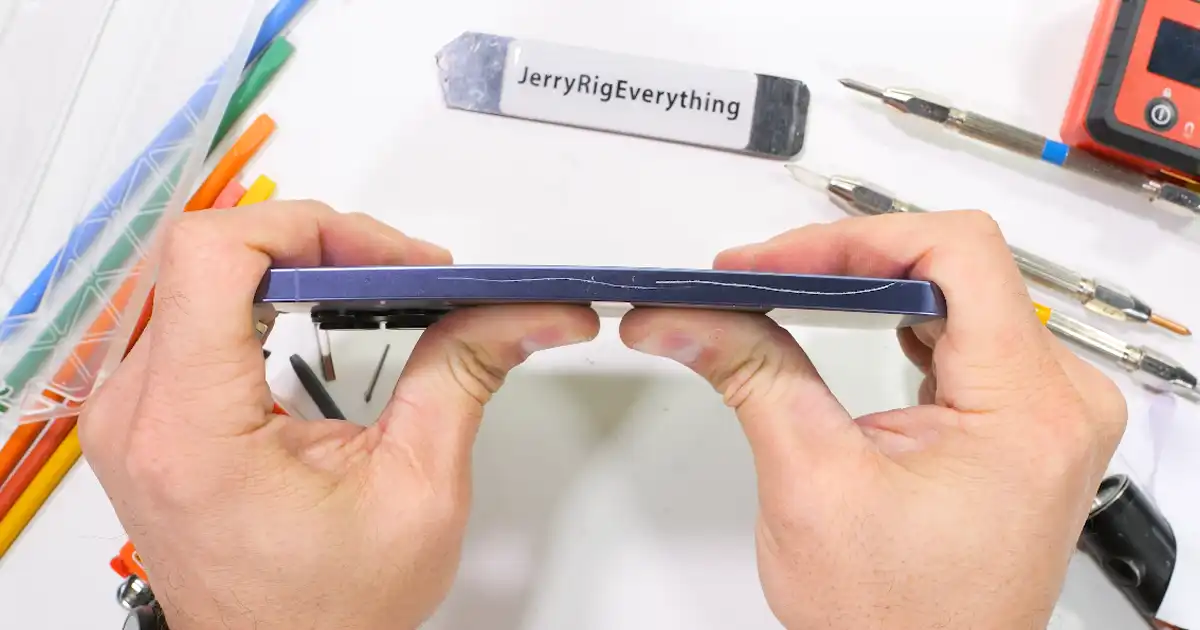 Galaxy S26 Ultra surpreende em teste de durabilidade e corrige falha criticada do modelo anterior